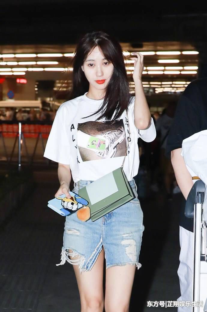 “腿精”李菲儿来啦!穿乞丐牛仔裙玩新时尚，妆容清新如妙龄少女