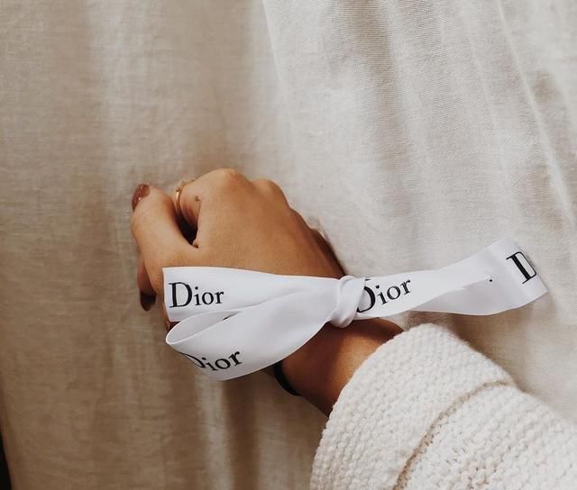 少女■不可以扔!Chanel、Dior 包裝彩带除开绑头发外,可以那样用