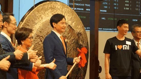 小米市值持续下跌，相比高点时接近腰斩，有媒体称其成反面教材
