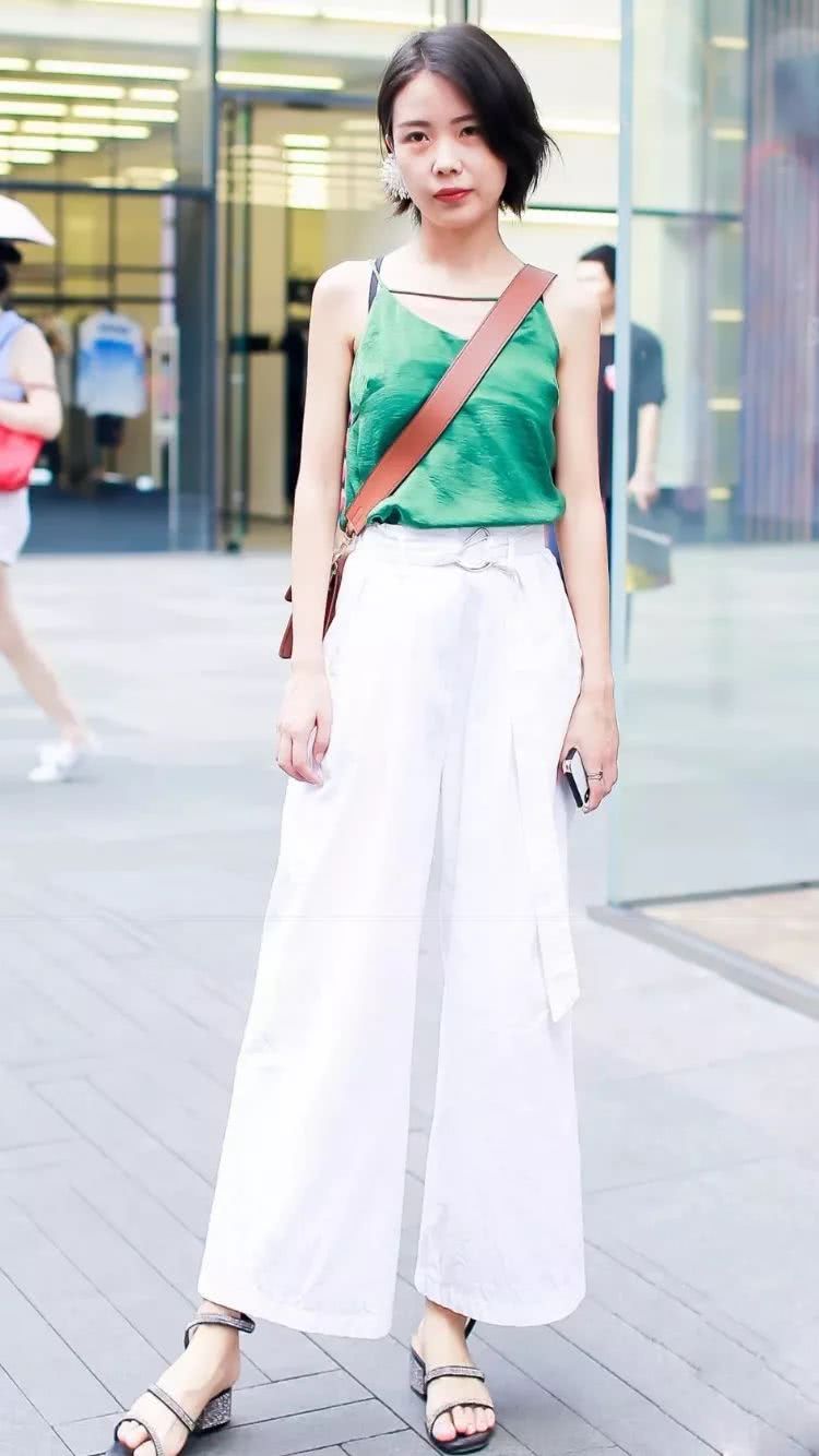 街拍：女人露肩有多性感，看她们我沉醉了