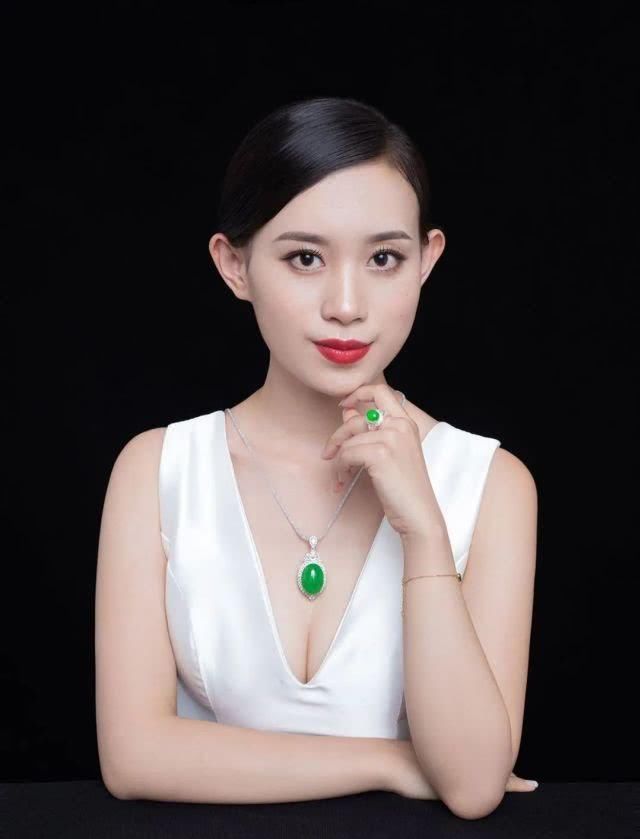  #佩戴#想要戴出女神范，教你一招——翡翠耳环！