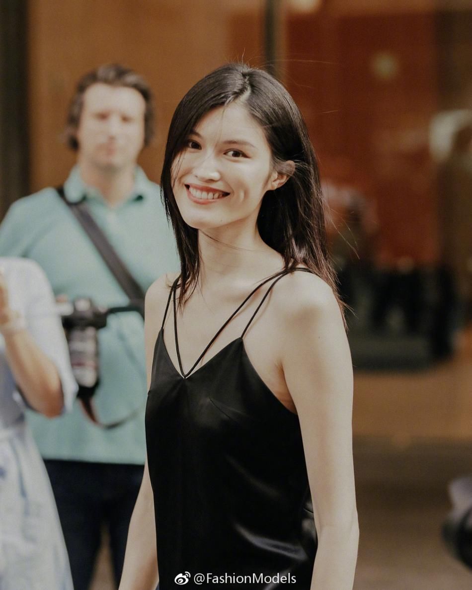 何穗现身纽约面试维密秀 吊带高衩裙显高挑