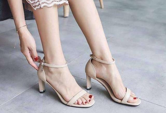 甜美的一字带高跟鞋，洋溢着满满的活力