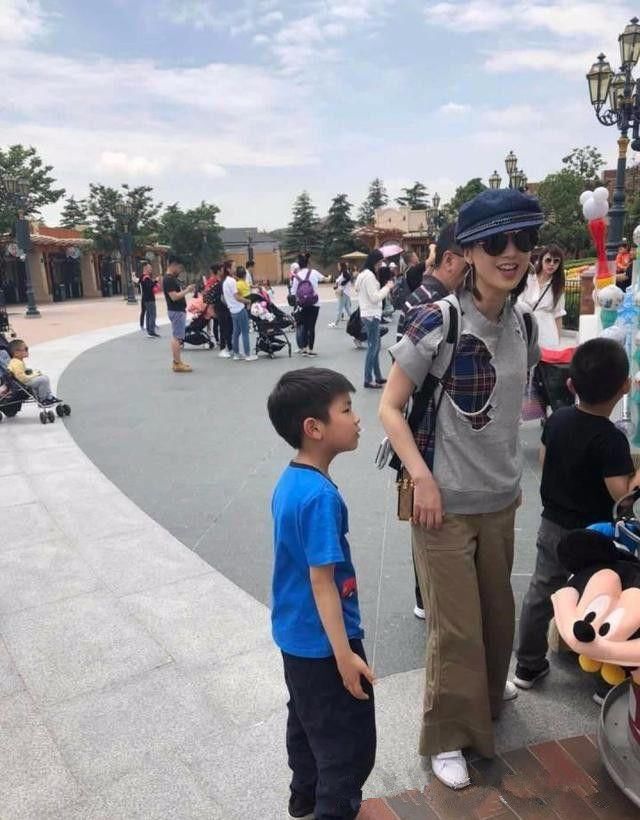 黄圣依这帽子被嘲是垃圾袋，网友:一辈子都买不起人家的垃圾袋!