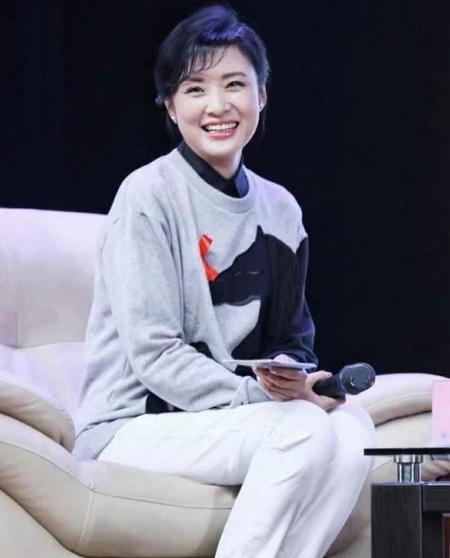  『减龄』51岁周涛真会穿！用卫衣套衬衫，巧露出领口，空气刘海太减龄
