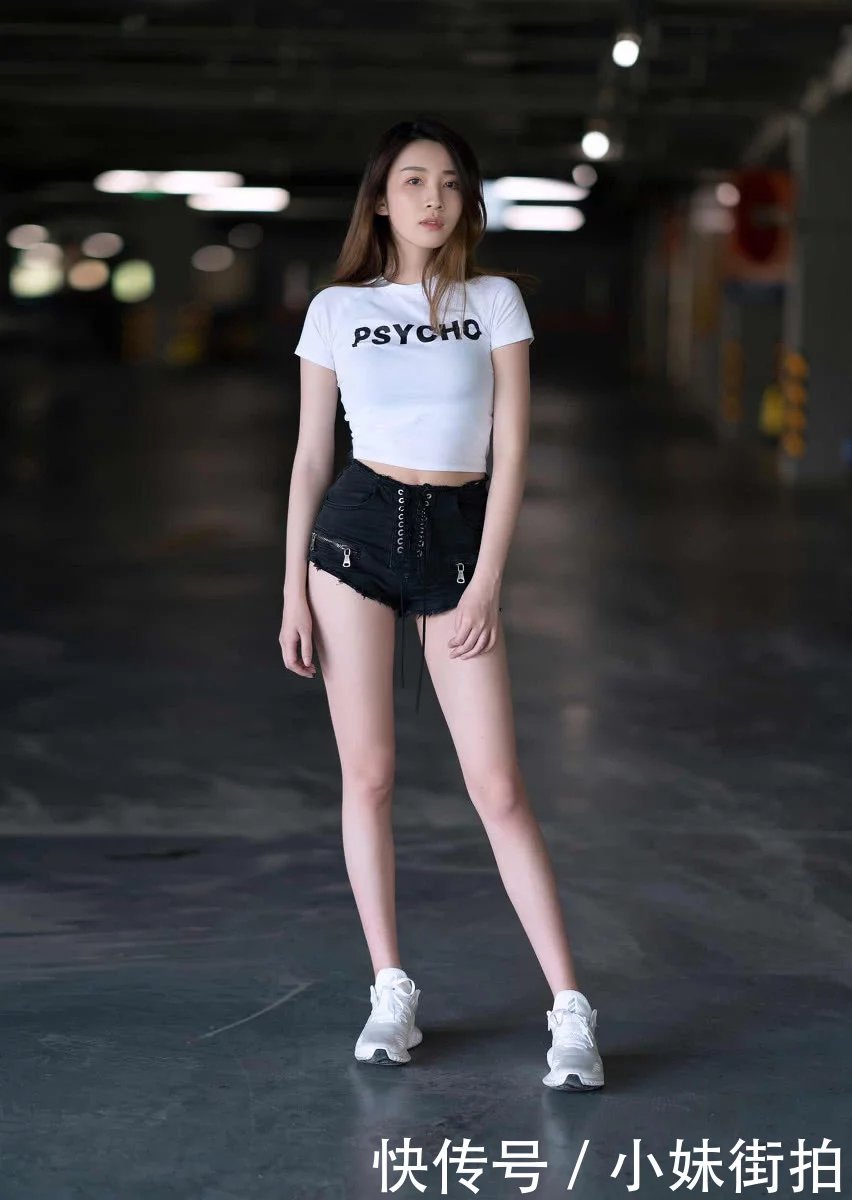 街拍：图1小姐姐，身材美的感觉都快掉出来了，醉了！