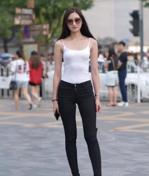  [女人]牛仔裤的时尚穿搭，显高又显瘦，让女人更显俏美与大气