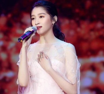  滤镜■关晓彤的生图有多能打？参加活动失去美颜滤镜，颜值跟精修没差别