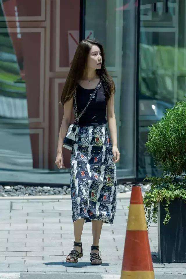 街拍：在路边游荡的小姐姐，肤白貌美大长腿，网友：有女人味!