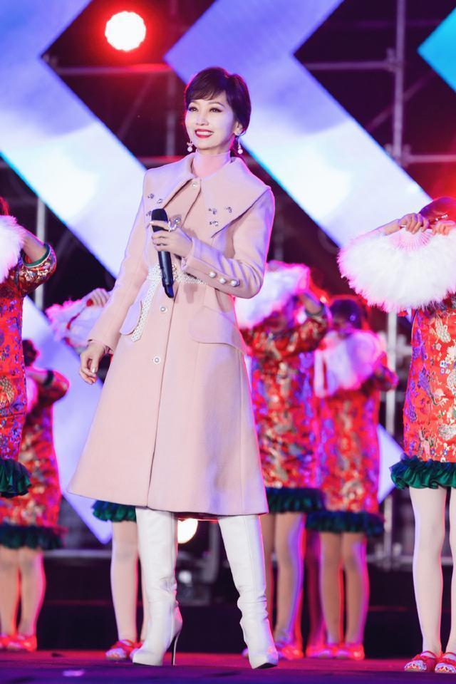 看起来■像极了妈妈,在33岁儿子前赵雅芝终于不装满脸皱纹暴露真实状态