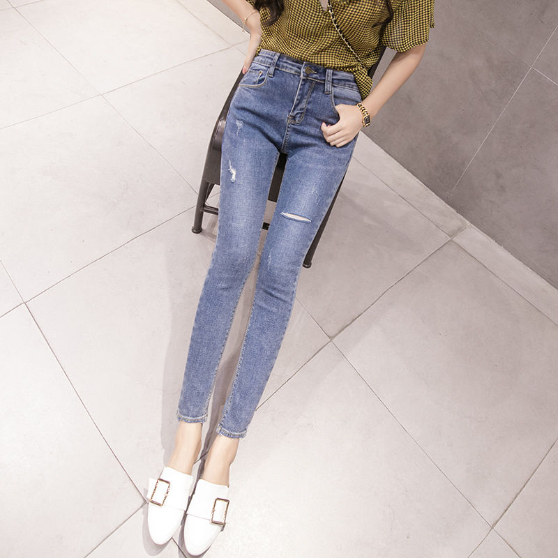 魅力八月:洋气小衫搭牛仔裤更时尚!上身减龄显嫩有气质，特迷人