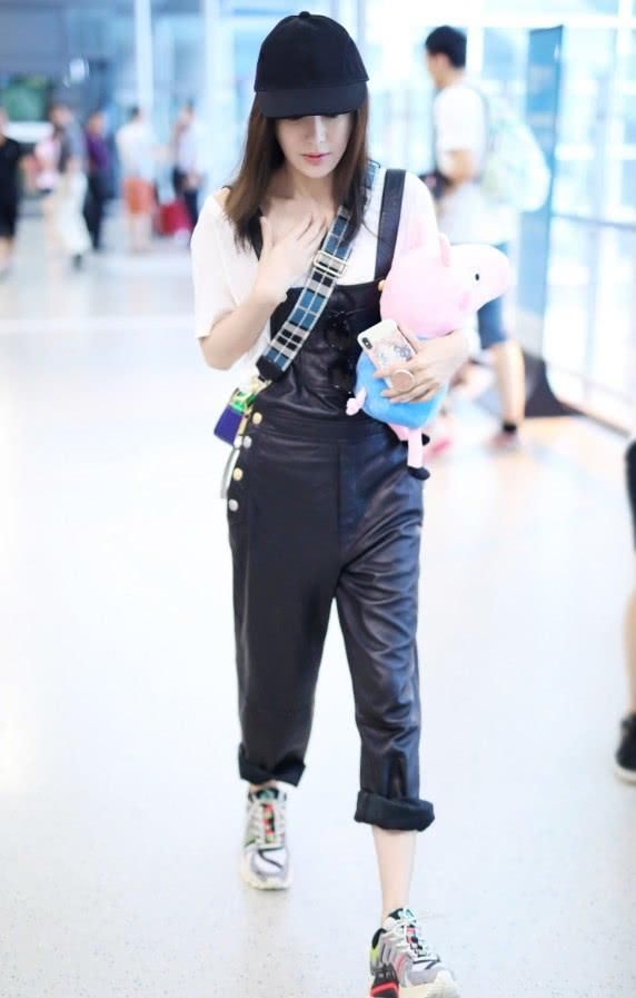 秦岚变身成原始人，直接拿羽毛做成短裙？穿在身上别有一番风味