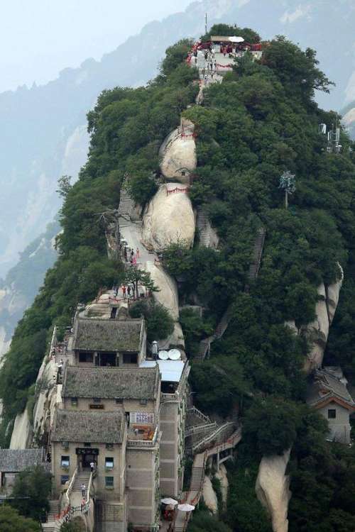 男子突然跳崖，自杀跳崖为啥都选这座山？揭秘华山为啥不能爬三次