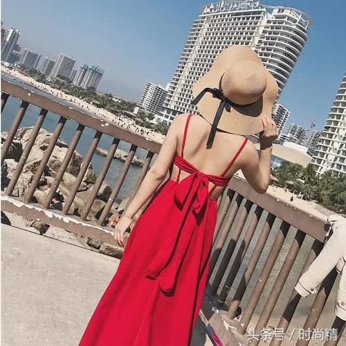 露背连衣裙,性感一点才吸睛