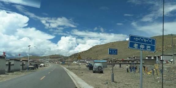 中国边境贫穷小村庄，和西藏隔河相望，当地人羡慕中国人的生活