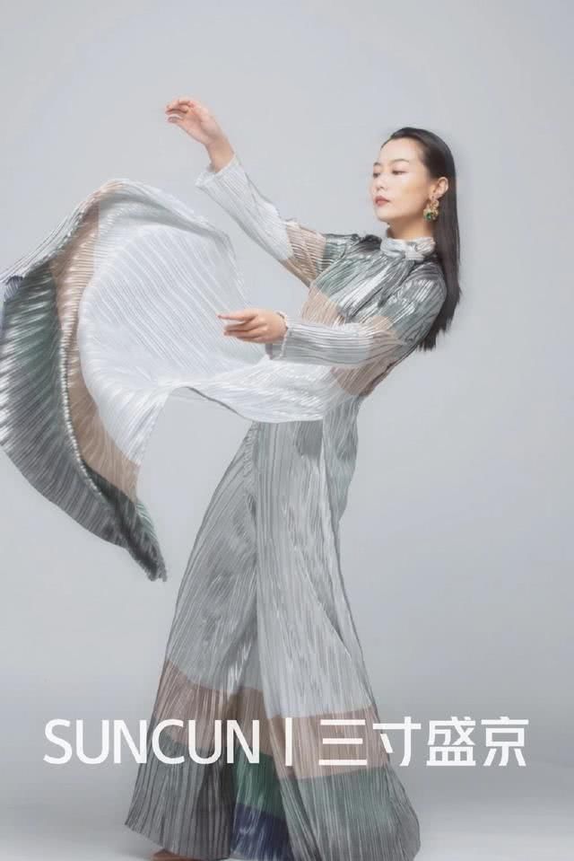  「张彦」“不务正业”！师范毕业做裁缝，把旗袍一改造直接上了纽约时装周