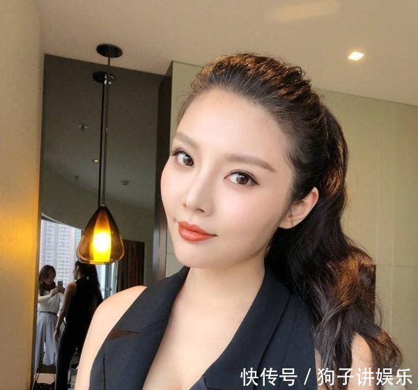 徐冬冬身材真好, 深V领被撑起来更撩人, 网友: 好想做她男朋友!