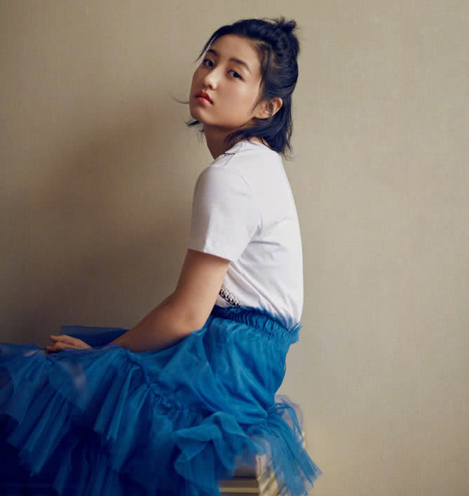 张子枫这件白T太魔幻了，胸口挂爱心铁链，就像P上去一样!