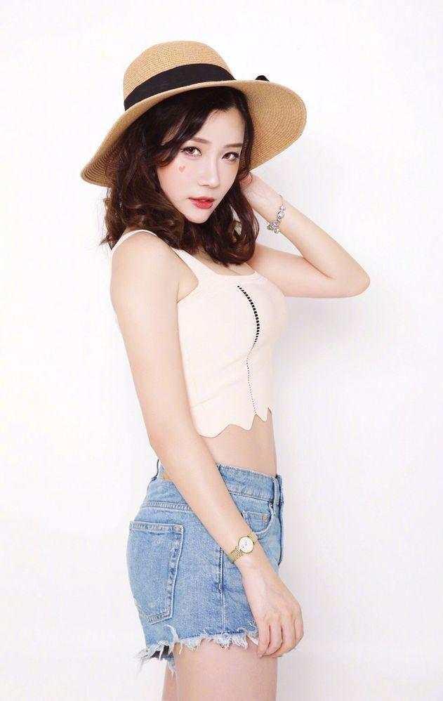 女人出门穿搭要体面，尤其是都市白领，紧身裤优雅韵味随之而来