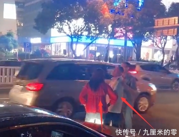  [怒怼]公交司机因不满私家车走专用道，怒怼车主：公交专用道是