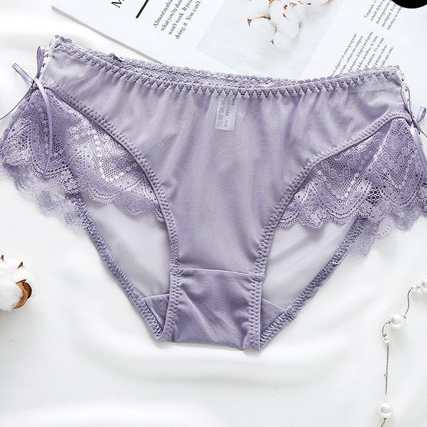 俏皮老婆越来越不老实了，穿这样的睡衣，让我不经意竟流出了口水