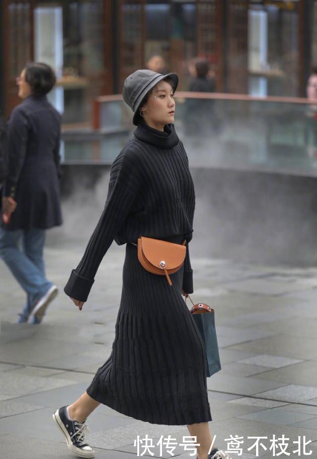 "p":"1584151230"街拍:美女长发飘飘,搭配一款白OL风格套装,尽显干练风范