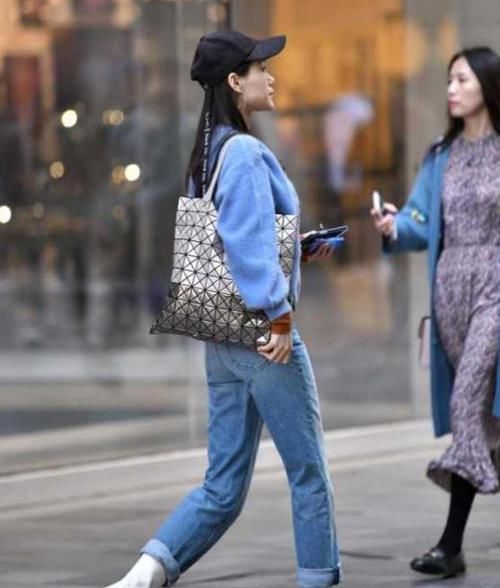  「气质」街拍：花颜月貌的美女，一件白色上衣配白色短裙，清新靓丽气质美