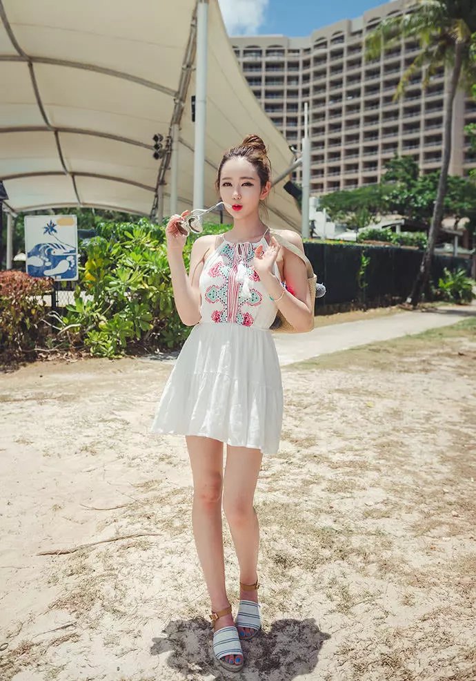 纯美短裙穿出甜美夏日风，暖心笑容灵动十足