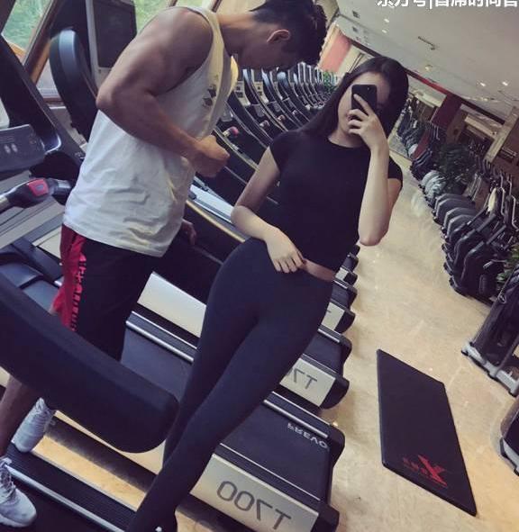 打底裤更加容易搭配，让小姐姐穿出女神般的腿部