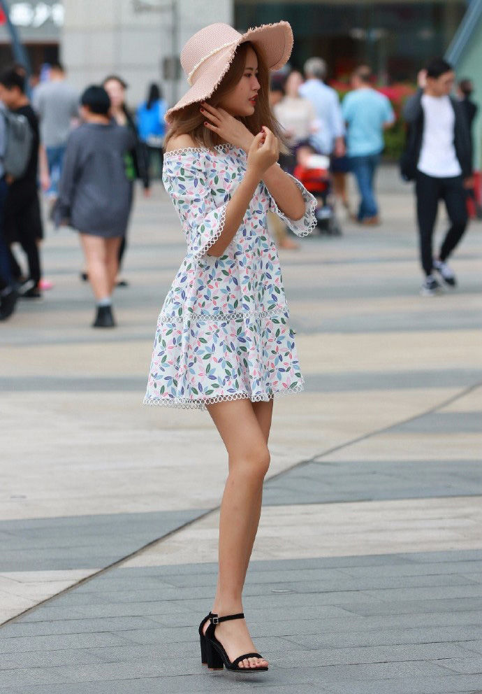 路人街拍:小姐姐的破洞牛仔裤还能更破一点吗?一点不影响秀美腿