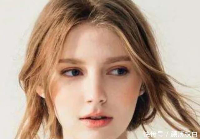 『戒掉』女孩子若想变“薄嘴唇”,那这3个坏习惯趁早戒掉,不然迟早成“香肠嘴”!
