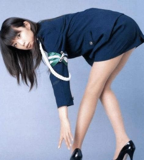 各国女兵穿上裙子以后，此国女兵的裙子最短，我国女兵最漂亮