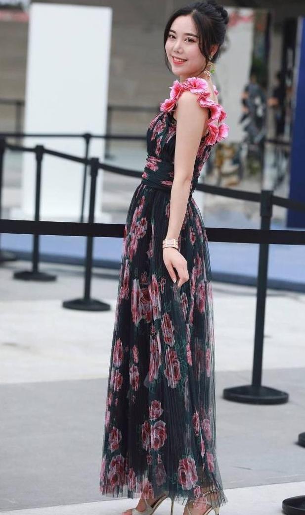 街拍：白皙如玉的小姐姐，贵妇气质彰显小女人魅力!