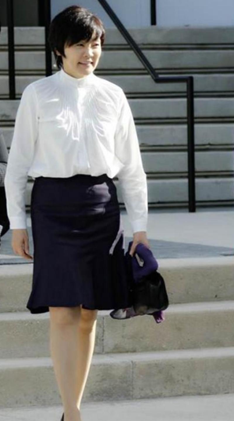 6位第一夫人穿衬衫对比：美国第一夫人胜，英拉紫色韵味与众不同