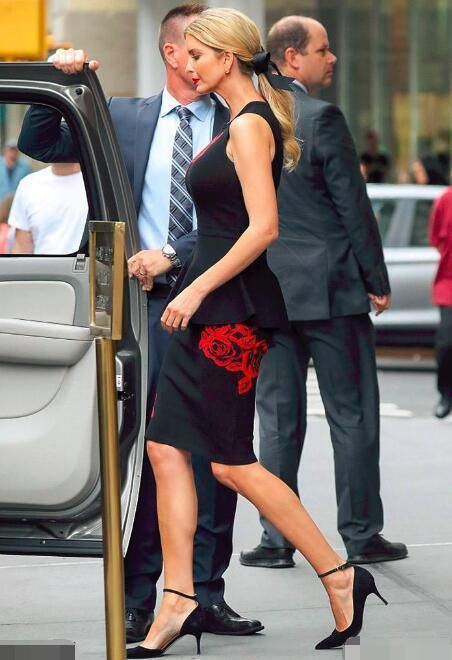 37岁伊万卡：穿紧身旗袍凸显身材，最后一张据说是她丈夫泄露的