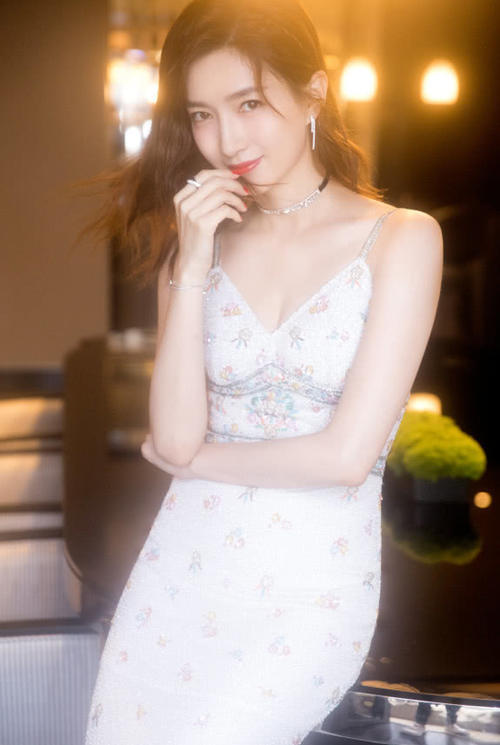 江疏影撞脸杜鹃?一身水钻深V裙包裹,好一个“蛇蝎美人”!