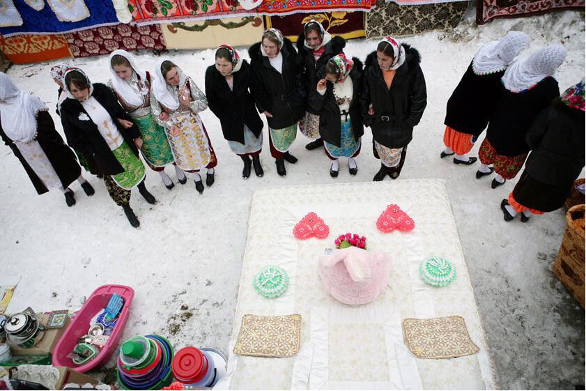 实拍:这里的女孩出嫁要化“僵尸”妆,画得越浓越漂亮