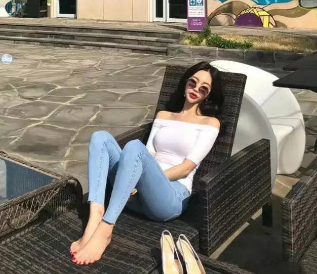 一条修身显瘦的牛仔裤，低调奢华又不失婉，展现完美的自己