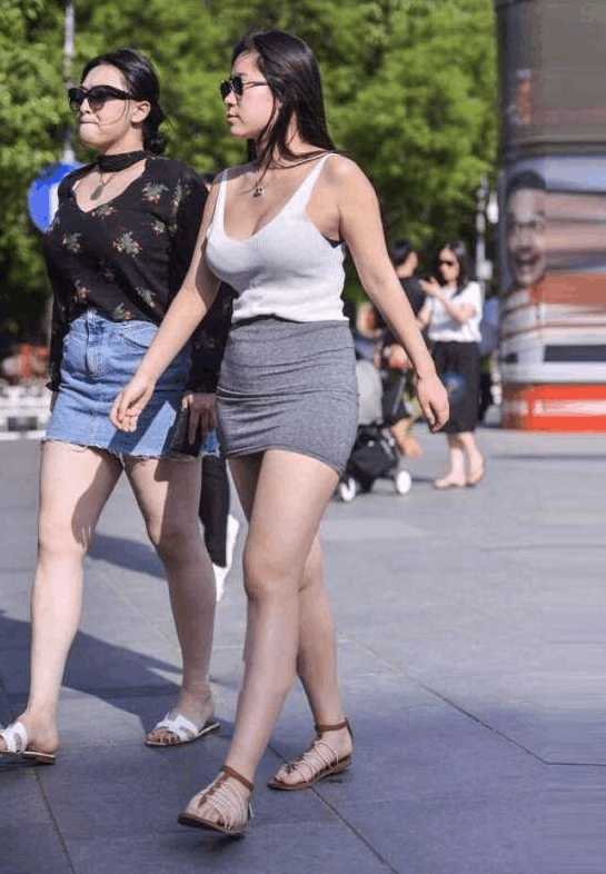 街拍: 热裤短裙时尚美女, 吸引无数路人的眼球!