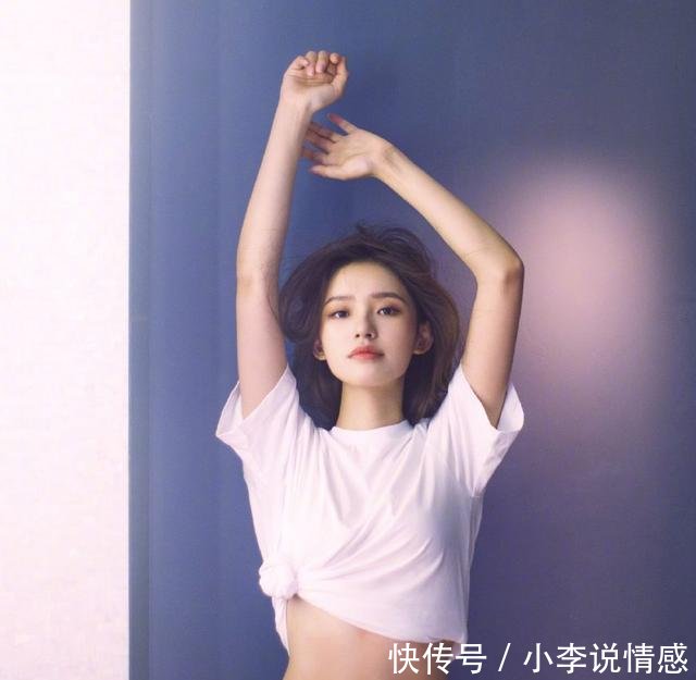 林允减肥至92斤，衣角打结故意炫腹，网友却说一看就是饿出来的