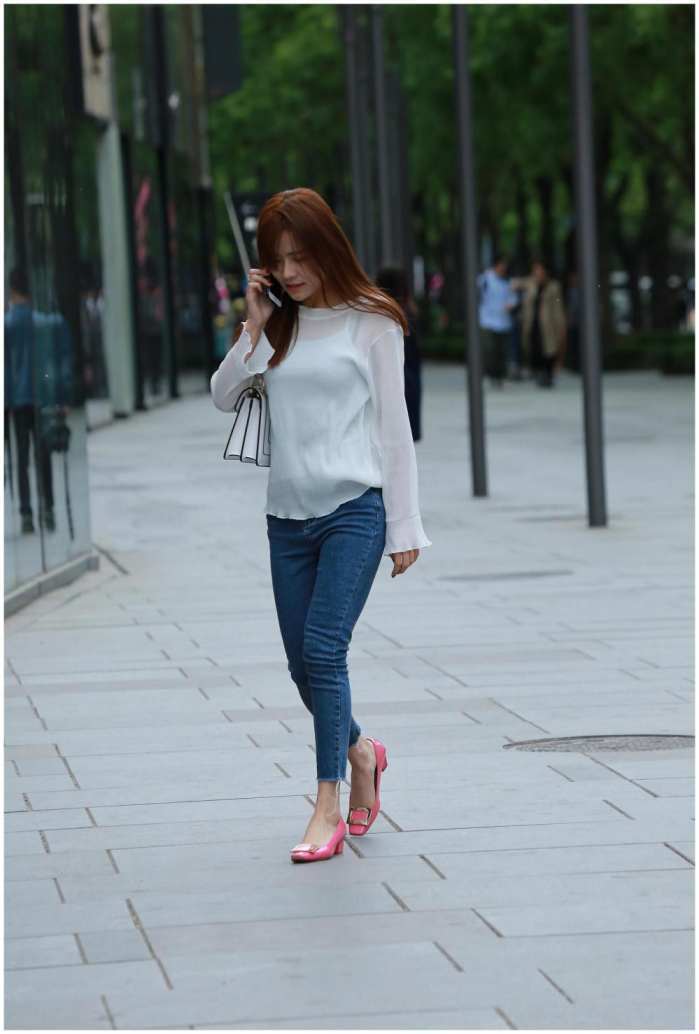 街拍: 穿着简单却很有气质的姐姐