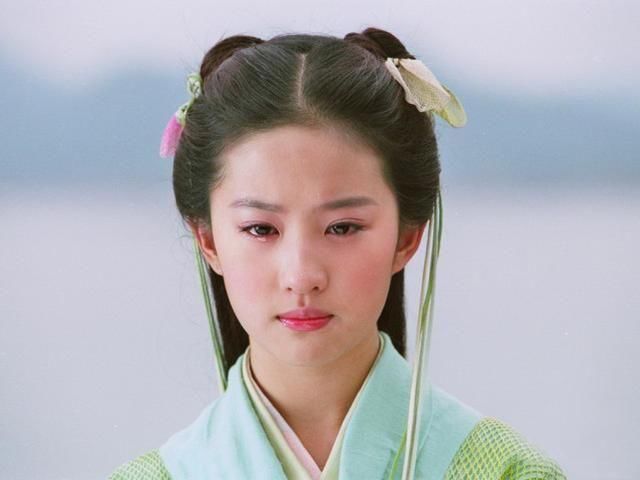 很少有女生敢直接露出额头，只有刘亦菲这样的女生才敢这么做！