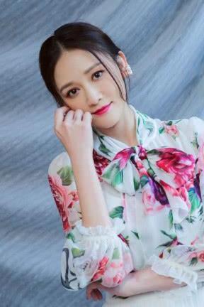 39岁陈乔恩真厉害！大妈印花连衣裙穿出飘逸感，网友：有颜任性