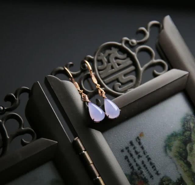 #佩戴#想要戴出女神范,教你一招——翡翠耳环!