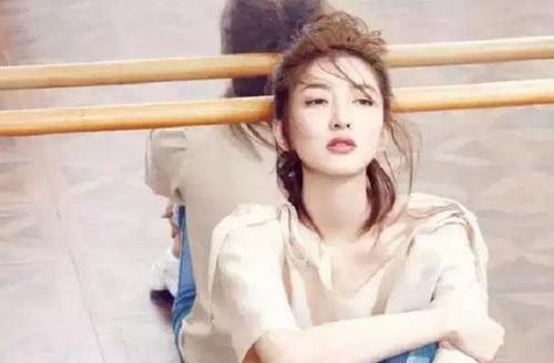 江疏影非常大胆的穿了一条波浪形的短裙，网友：也就你敢穿