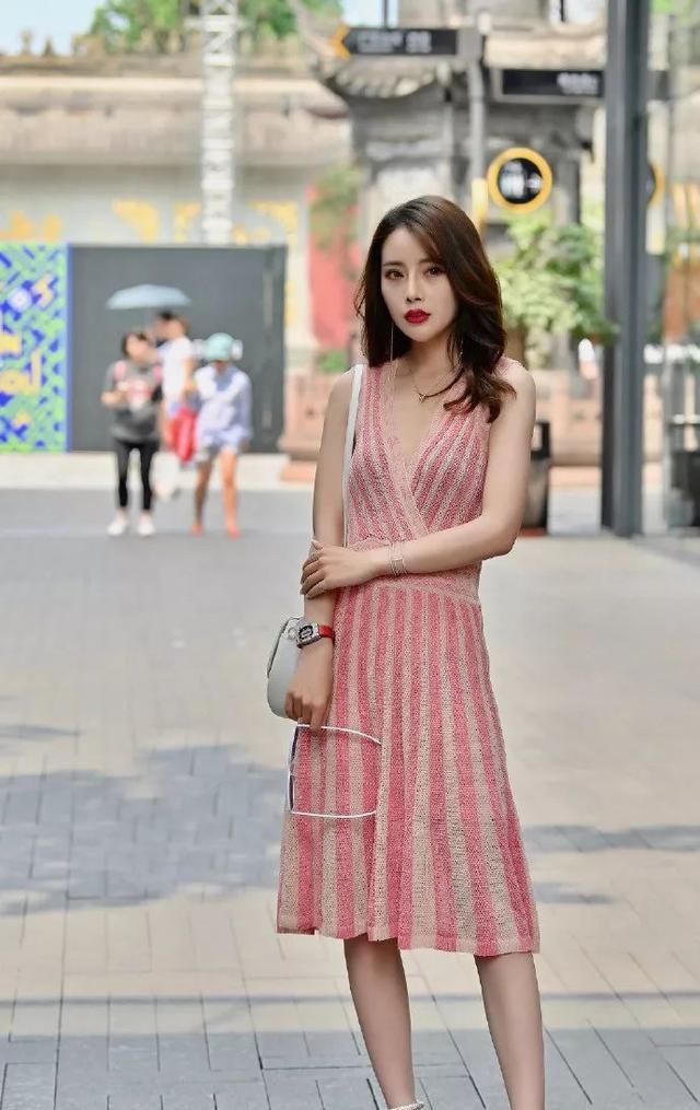  『美女』“美女搭配一双高跟鞋,不仅可以看起来时尚迷人,还非常彰显气质”