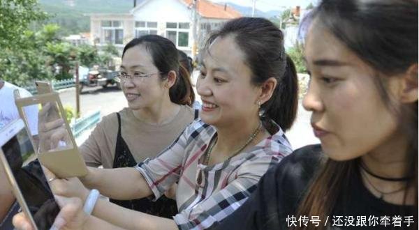 农村大娘赶集卖老宅稀罕物，被城里人35元买走，亏大了