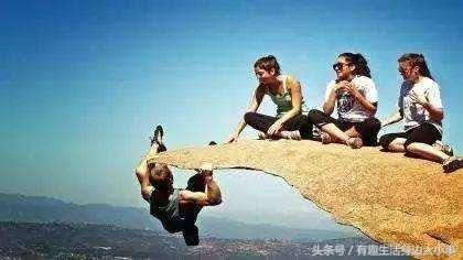 薄如纸的石头，能站上去十几个人，称为探险家们必去的地方