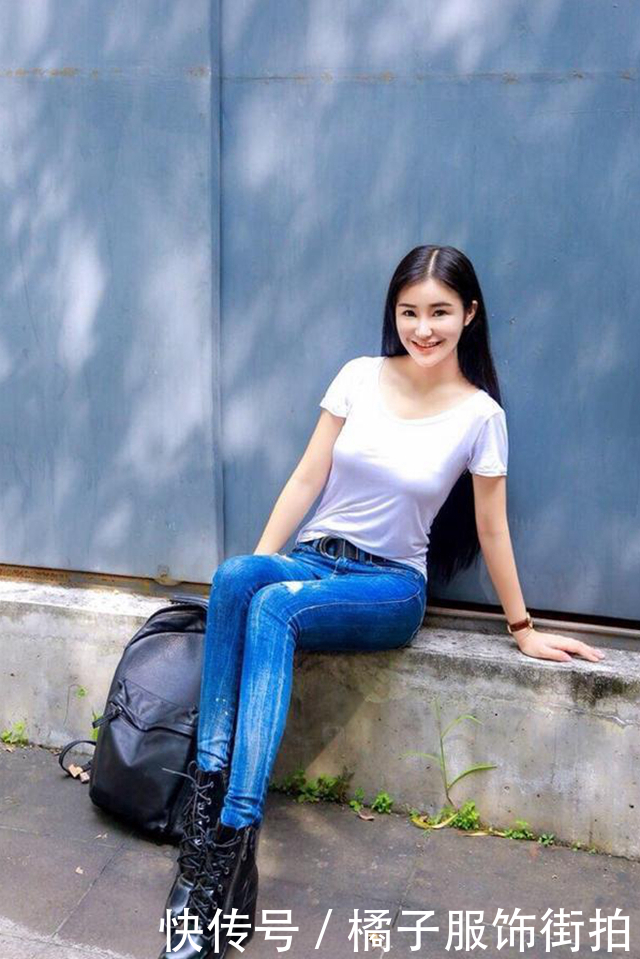 时尚的牛仔裤美女，呈现女性的温婉，充满俏皮的魅力！