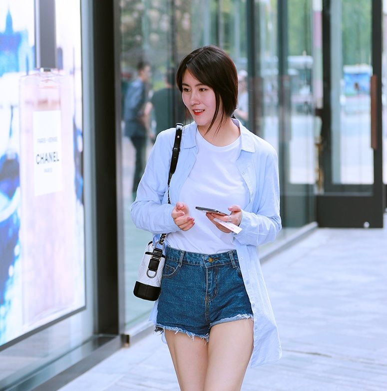 街拍:小吊带的包臀裙，使小姐姐的优雅气息扑面而来，气质迷人!